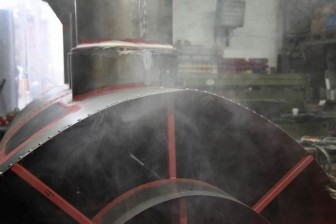 15.1.2010 Die Lok ist vorne geschlossen, an die Esse werden "Gußteile modelliert" und die Lokomotive wird gealtert.
