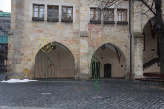 Probeaufbau von zwei Blumenskulpturen auf dem historischen Marktplatz in Hildesheim