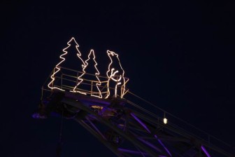 Doppeltannenbaum mit Eisbär aus Rundstahl mit einem Lichtschlauch nachgezeichnet