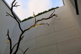 Bronzebaum - riesige Skulptur in einem Atrium