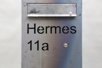 Briefkasten aus Corten Stahl mit Name und Hausnummer und Klingeltaster