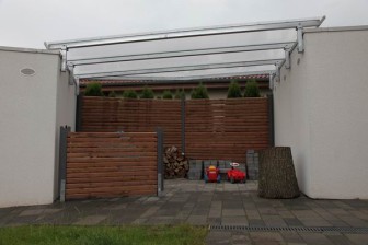 Überdachung aus Stahl mit Doppelstagplatten