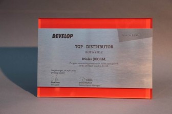 Develop Award aus farbig hinterlegtem Plexiglas und Edelstahl