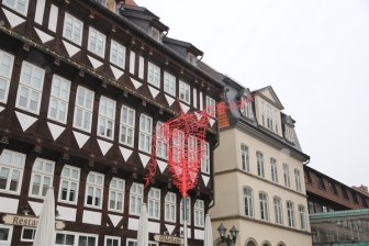 Skulptur aus Rund Stahl auf dem historischen Marktplatz in Hildesheim