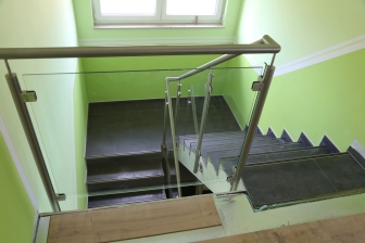 Treppengeländer aus Edelstahl und Glas