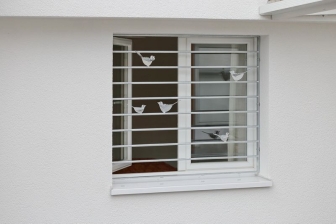 Fenstergitterr mit Vögeln aus feuerverzinktem Stahl