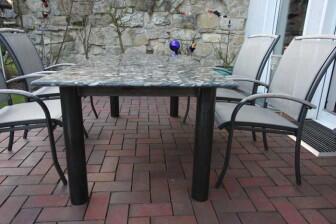 Tisch aus Naturstein und Stahl