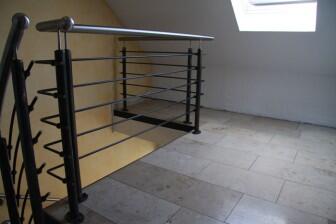 Treppen Geländer aus schwarzem Stahl mit einem Edelstahlhandlauf