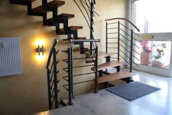 Treppen Geländer aus schwarzem Stahl mit einem Edelstahlhandlauf