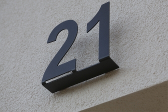 Hausnummer aus Edelstahl, pulverbeschichtet