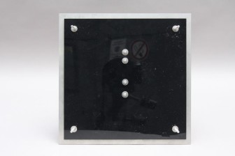 Hausnummer "8 " aus Edelstahl mit schwarzem Acrylglas hinterlegt