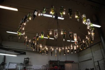 Kronleuchter aus Weinflaschen und Rundstahl für die Nil WEIN kost BAR in Hildesheim