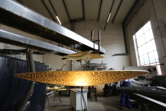 zwei Meter große Kronleuchter mit Schlagmetall vergoldet