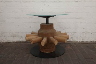 Tisch mit einer gelaserten Glasscheibe