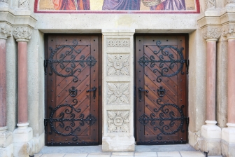 Nun ist auch die zweite Tür für St. Elisabeth in Hildesheim restauriert