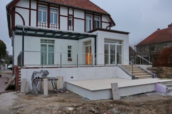 Vordach und Geländer aus Edelstahl