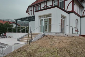 Vordach und Geländer aus Edelstahl