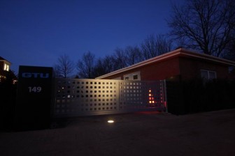 Schiebetor aus feuerverzinktem und lackiertem Stahl und Aluminium Lochblechen