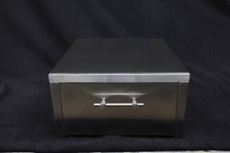 Im geschlossenen Zustand sieht man der Edelstahlschublade nicht an, wieviel hineinpasst.