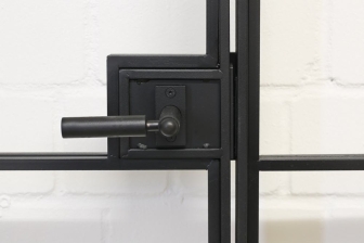 Tür in Industrie Optik mit feststehendem Seitenteil