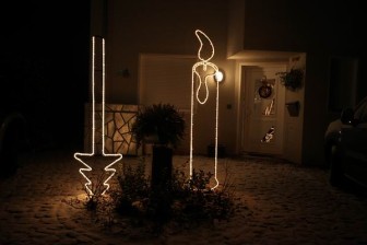 Kerze aus Rundeisen geformt und mit einem Lichtschlauch nachgezeichnet