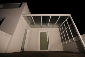Terrassenüberdachung mit einem seitlichen Wind-und Sichtschutz