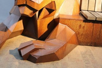 Skulptur "Tigerbank" aus rostigem Stahl
