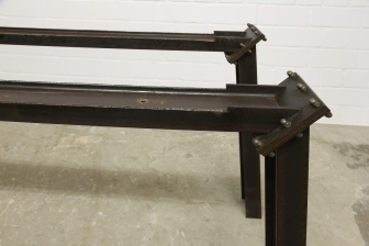massiver Tisch aus Stahl und Eiche