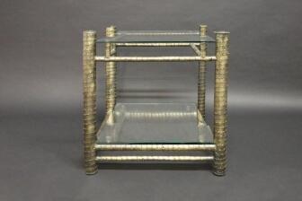 Tisch aus Stahlblechstreifen und Glas