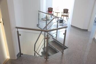 Kombiniertes Treppengeländer aus Edelstahl und Sicherheitsglas