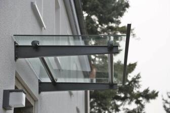 Vordach aus Stahl und Glas