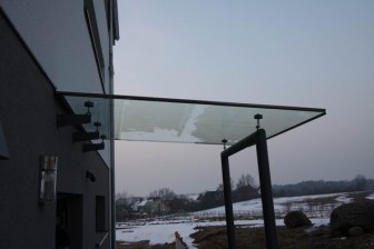 Glasvordach mit Stahlunterbau und Punkthalter