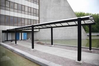 Modernes 18 Meter langes Vordach aus Stahl mit einer Plane in Strasbourg für COLILLKIRCH SAS
