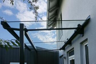 Vordach aus Glas und Stahl