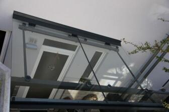 Vordach aus Glas und Stahl