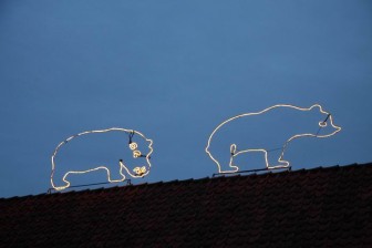 Eisbär und Nilpferd auf den Dächern in Meyers Hof im Zoo Hannover