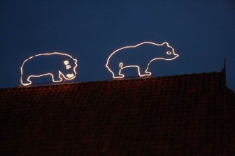 Eisbär und Nilpferd auf den Dächern in Meyers Hof im Zoo Hannover