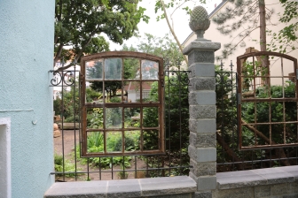 Zaun aus alten Fenstern