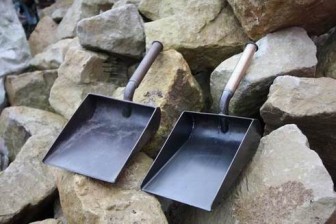 Handgefertigte Kaminschaufel aus Stahlblech und Messingdraht