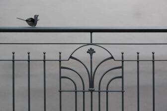 Franz Balkon aus Stahl mit Schmuckornament und einem Vogel