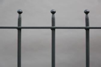 Franz Balkon aus Stahl mit Schmuckornament und einem Vogel
