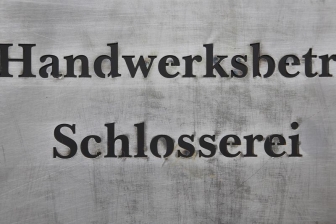 Stele aus Stahl mit Gravur