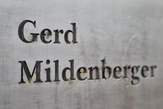 Stele aus Stahl mit Gravur