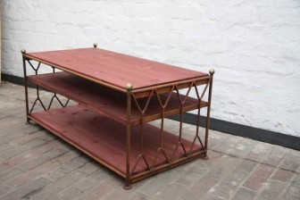 TV Tisch aus rostigem Rundeisen mit Regalböden aus Holz