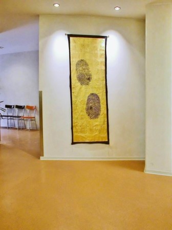 Wandbehänge mit vergoldeten "fingerprints"