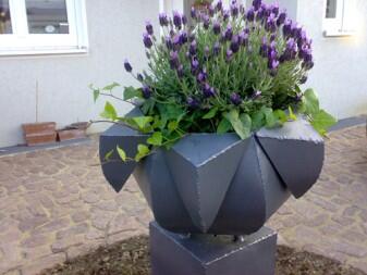 Pflanzgefäß aus feuerverzinktem und lackiertem Stahl für einen Vorgarten