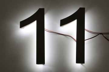 Hausnummer 11 aus Tombak mit LED´s beleuchtet