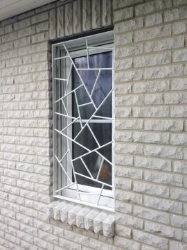 Fenstergitter aus Rundstahl feuerverzinkt und weiß lackiert