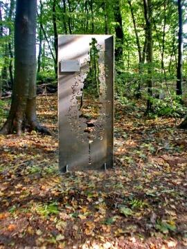 rostige Stelen für die  Naturerlebnisstation Wald auf dem Gelände des Umweltzentrum Karlshöhe