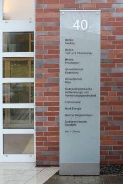 beschriftete Stele für die Bettels Holding in Hildesheim